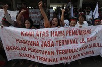     Rencana penutupan terminal Lebak Bulus untuk Antar Kota Antar Propinsi (AKAP) yang akan dimulai pada dini hari nanti, menuai penolakan dari sopir dan kenek Terminal Lebak Bulus. Mereka berharap rencana penutupan dibatalkan.
