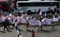     Pantauan di Terminal Lebak Bulus, Jaksel, Senin (6/1/2014), ada sekitar 200-an karyawan tergabung dalam Koperasi Karyawan Bus Antar Kota (Koanbusata) yang berdemonstrasi.