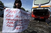     Para sopir dan kenek bus antar kota dan propinsi itu mayoritas mengenakan kaos putih dan ikat kepala berwarna merah, mereka membawa berbagai atribut sebagai bentuk eskpresi penolakan rencana ditutupnya terminal Lebak Bulus.