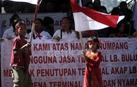     Anak-anak juga ikut berdemo.