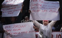     Sementara dalam orasinya, perwakilan sopir dan kenek menyatakan menunggu kedatangan Gubernur DKI Jakarta Joko Widodo untuk menjelaskan penutupan.
