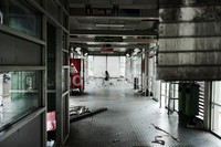 Suasana Halte Bus TransJakarta Bundaran Hotel Indonesia yang sudah tidak beroperasi, Jakarta, Senin (06/01/2013).
