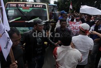Mereka berharap Gubernur DKI Joko Widodo (Jokowi) bersedia mendatangi mereka untuk berdialog langsung.