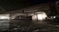Boeing 763 nomor penerbangan 2841 sedang melakukan perjalanan dari kota Iran Masyhad dengan 315 penumpang, tetapi mengalami kegagalan teknis dari sistem kanan belakang roda pesawat dan harus mendarat darurat. REUTERS/Stringer.