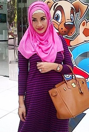 Penampilan Perdana Shinta Bachir Berhijab Pasca Video Ganti Baju Beredar