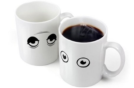 Wow! Diisi Kopi Panas, Gambar Muka Ngantuk di Mug Ini jadi Ceria!