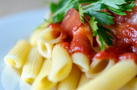 Kalau Ingin Makan Gaya Italia Asli, Jangan Tambahkan Saus Tomat ke Pasta!