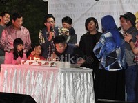Kiki meniup lilin di kue ulang tahunnya. Noel/detikHOT.