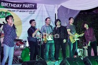 Personel Coboy Junior lainnya turut menghibur tamu Kiki dengan menyanyikan beberapa lagu. Noel/detikHOT.
