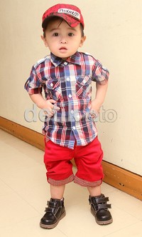 Ivander tampak imut dibalut kemeja flanel, celana dan topi merah, serta sepatu coklat. Gus Mun/detikHOT.