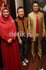 Oki Setiana Dewi dan Calon Suami Fitting Baju Pengantin