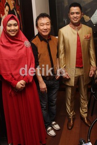 Oki dan Rio memilih warna merah dan gold untuk acara resepsi pernikahannya. Gus Mun/detikHOT.
