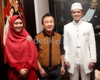 Untuk akad nikah, keduanya memilih warna putih untuk baju pengantinnya. Gus Mun/detikHOT.