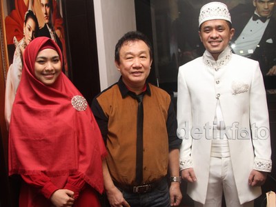 Oki Setiana Dewi dan Calon Suami Fitting Baju Pengantin