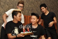 Ilham membawa kue ulang tahun dengan lilin '26' untuk Rangga. Noel/detikHOT.