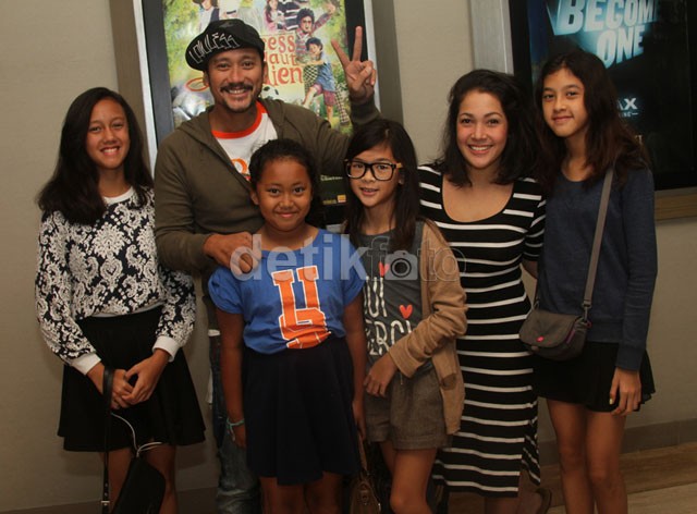 Keakraban Keluarga Tora Sudiro dan Mieke Amalia