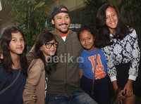 Anak-anaknya setia menemani Tora di premiere film terbarunya. Gus Mun/detikHOT.