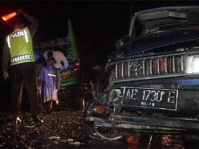 Sopir Diduga Mabuk Miras, Mobil Kijang Tabrak Bus Restu