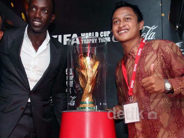 Ini Dia Orang Indonesia yang Cium Trofi Piala Dunia