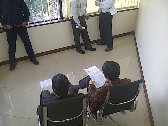 Eks Kepala SKK Migas Berbatik Cokelat, Deviardi Kenakan Rompi Tahanan