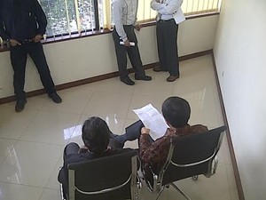 Eks Kepala SKK Migas Berbatik Cokelat, Deviardi Kenakan Rompi Tahanan