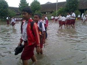 Diguyur Hujan, Sejumlah SD di Semarang Terendam Air
