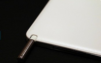 Tak lupa juga Stylus S-Pen aksesoris tablet ini. (kredit foto: engadget)
