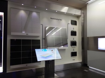 Seperti yang satu ini. Samsung coba menunjukan bagaimana proses manufaktur panel display.
