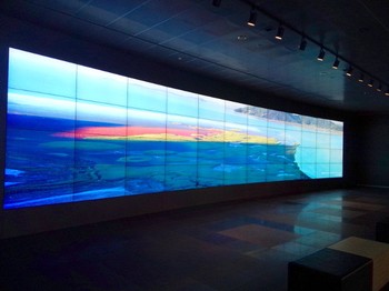 Di salah satu sudut pengunjung akan dibuat tercengang dengan layar besar. Ini adalah gabungan 48 layar berukuran 40 inch. Hasilnya sungguh luar biasa.
