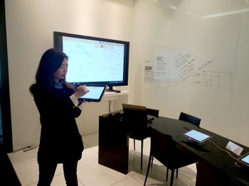 Selain teknologi untuk konsumen rumahan, di Samsung DLight juga terdapat solusi B2B yang ditawarkan Samsung. Seperti fungsi tablet khusus untuk pengajar.