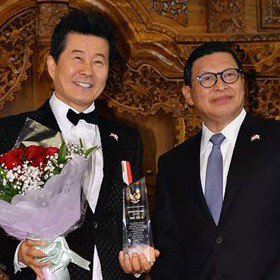 Ayah Eru Terima Penghargaan dari Kedutaan Besar Indonesia di Seoul