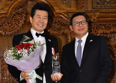 Ayah Eru Terima Penghargaan dari Kedutaan Besar Indonesia di Seoul
