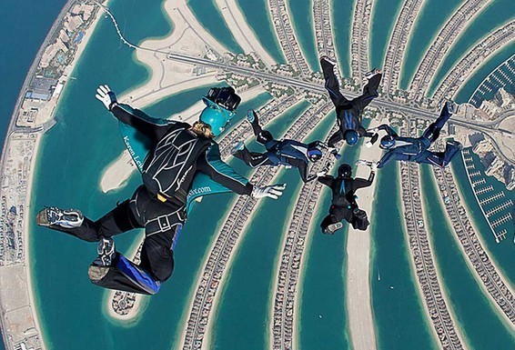 Skydiving & 5 Kegiatan Paling Seru di Timur Tengah