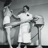 Mesin ini awalnya digunakan untuk meningkatkan sirkulasi darah. Tapi sejak laris terjual pada 1920-an, alat ini beralih fungsi untuk merampingkan pinggang. Vibrating Belt Machine eksis hingga tahun 70-an. (Dok. Daily Mail)
