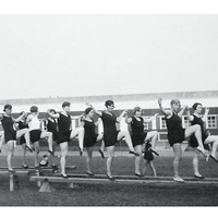 Kelas aerobik pada tahun 1930-an dilakukan di luar ruangan. Para wanita memakai seragam body suit dan melakukan beberapa gerakan senam. (Dok. Daily Mail)