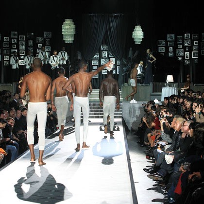 Pada akhir peragaan busana pria DSquared2 di Milan, jejeran model pria keluar dari belakang panggung dengan menggunakan pakaian dalam saja. Momen ini semakin spesial karena hanya para model berkulit hitam yang melakukannya. Keluar dari belakang panggung, mereka masih menggunakan kaos dan celana long john, namun di ujung panggung, mereka melepaskannya satu persatu seperti penari striptis dan melemparnya ke penonton. Hot!