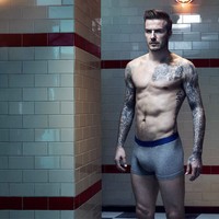 Kontrak David Beckham untuk kolaborasi lini underwear kembali berlanjut. Dari pemotretan hingga syuting video iklan pun dilakoninya dengan pakaian dalam seksi rancangannya. Mengambil latar ruang ganti yang sporty, tak bisa dipungkiri pria 38 tahun tersebut masih membuat wanita di dunia tergila-gila padanya.