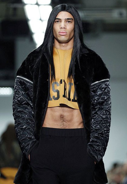 Pagelaran mode khusus busana pria yang berlangsung di Kota London tahun ini, diisi dengan 60 desainer menswear dari 45 negara berbeda. Salah satunya adalah Astrid Andersen yang membuat tren busana wanita, atasan crop menjadi busana pria.