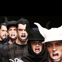 Para model pria menganga di show Bobby Abley. Selain hiasan perak yang membuat mulut terbuka, aksesori topi bertanduk yang ditampilkan juga mencuri perhatian.