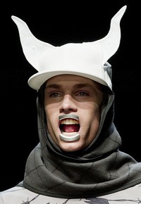 Topi dengan hiasan tanduk, apakah akan jadi tren 2014?