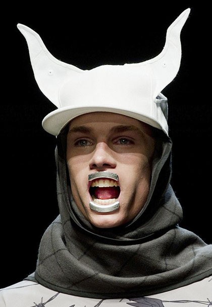 Topi dengan hiasan tanduk, apakah akan jadi tren 2014?