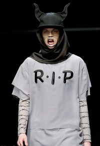 Salah satu model mengenakan T-shirt dengan cutting yang seolah tidak selesai, bertuliskan R.I.P di tengahnya. Di bagian lengan panjangnya ada motif kawat berduri.