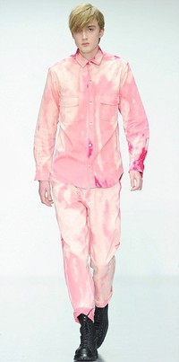 Nuansa yang lebih segar dibawakan oleh Lou Dalton. Tampak model pria mengenakan setelan warna pink yang serasi, dengan efek tye-dye atau luntur.