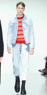 Efek bleaching lainnya juga digunakan untuk jaket dan celana denim. Sweater rajut warna merah ditambahkan untuk memberi warna dalam padanan bernuansa pastel.