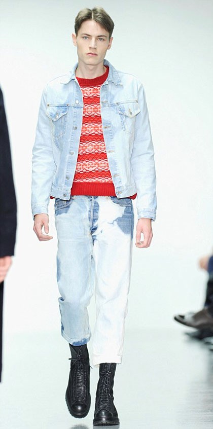 Efek bleaching lainnya juga digunakan untuk jaket dan celana denim. Sweater rajut warna merah ditambahkan untuk memberi warna dalam padanan bernuansa pastel.