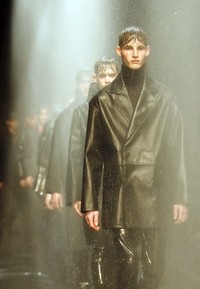 Raining men! Derasnya air hujan menutup show dari Topman yang begitu dramatis.