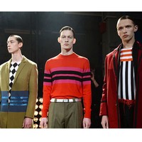 Berikutnya ada Jonathan Saunders. Desainer yang menghadirkan kembali tren yang terinspirasi gaya retro ala tahun 70-an. Tren color-blocking serta motif stripe menjadi garis besar koleksi Jonathan.