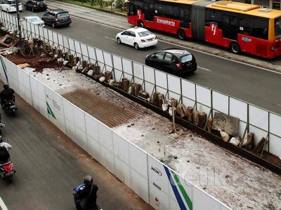 Ada Proyek MRT, Jalan Sudirman Dipagari