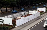 Di dalam pagar pembatas tersebut, tengah dibangun konstruksi yang akan menopang MRT.