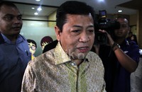 Setya datang sekitar pukul 08.15 WIB dengan mengenakan baju batik warna krem. Dia datang dengan didampingi tiga orang pengawalnya. Lamhot Aritonang/detikFoto.